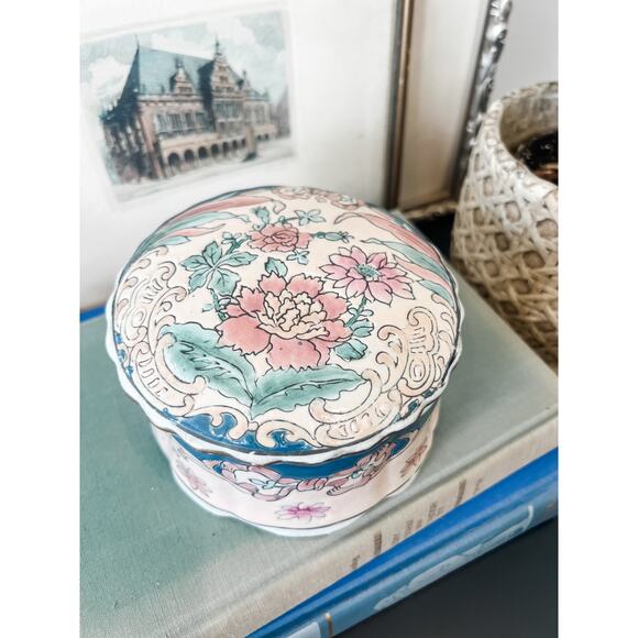 Toyo Trumpet Tapestry Flora Pottery Trinket Box - Picture 8 of 10